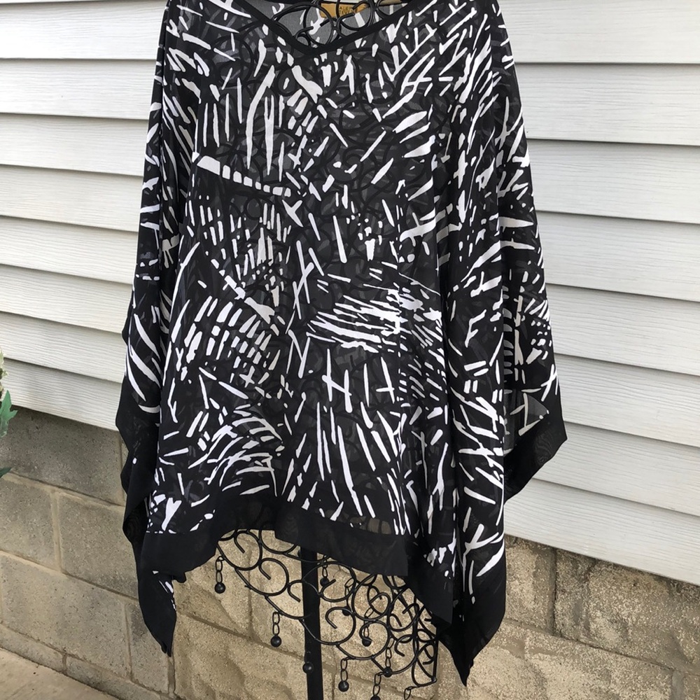 Wispy top in black and white ( S )